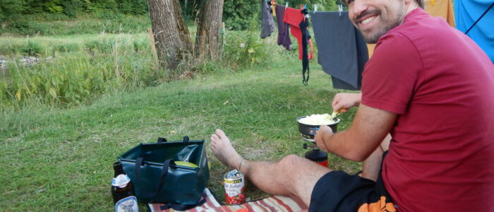 Camping auf einer Radwanderung (mit alkoholfreiem Bier)