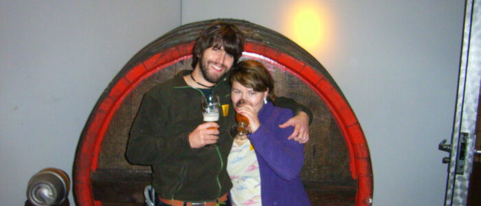 Andi und Anja vor einem ausgedienten Bierfass in der Welde-Brauerei