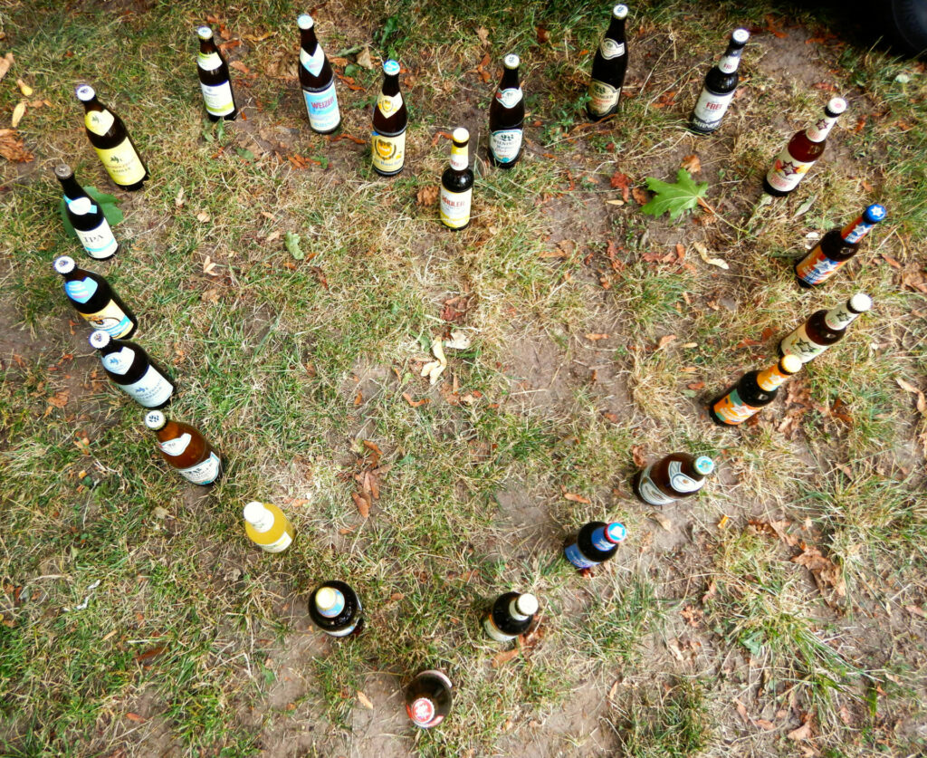 Ein Herz aus Flaschen mit alkoholfreiem Bier 